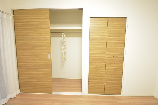 枕棚付きの大型クローゼット