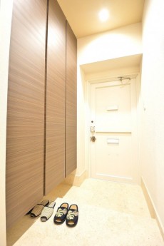 大富外苑コープ　明るい玄関ホール