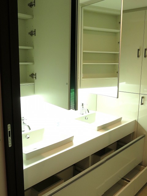 グラントレゾール広尾　洗面台　収納