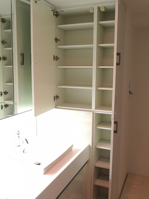 グラントレゾール広尾　洗面台リネン庫