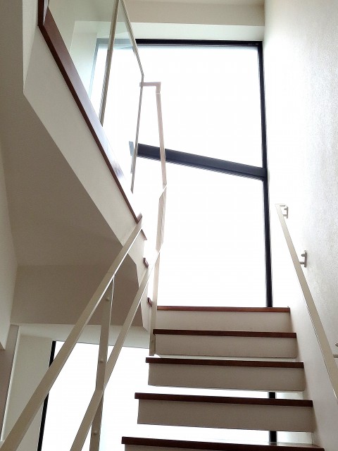 グラントレゾール広尾　キッチン奥の階段からベッドルームへ