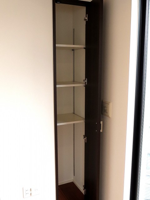 グラントレゾール広尾　リビング収納