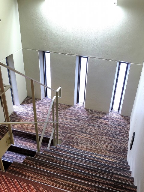 グラントレゾール広尾　カーペットがオシャレな非常階段