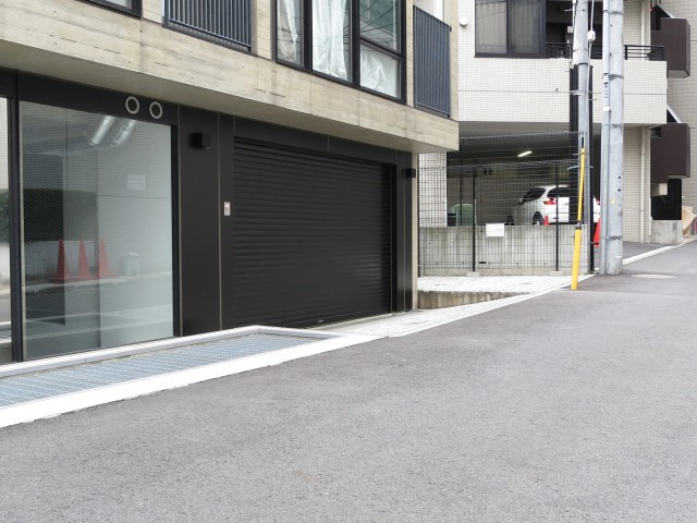グラントレゾール広尾　ガレージ入口