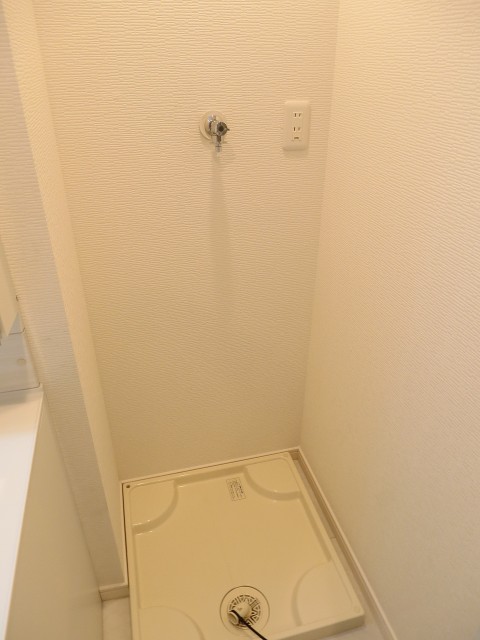 マンション第一明大前　洗濯機置場605