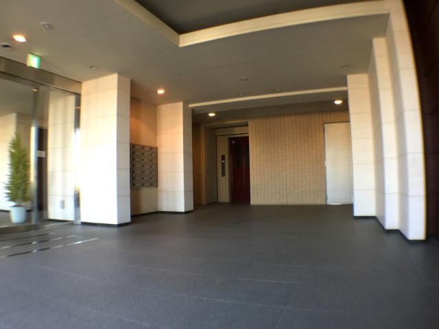 ゼファー明大前クローチェ　エントランス