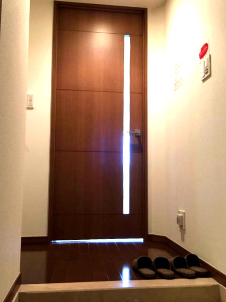 ゼファー明大前クローチェ　玄関