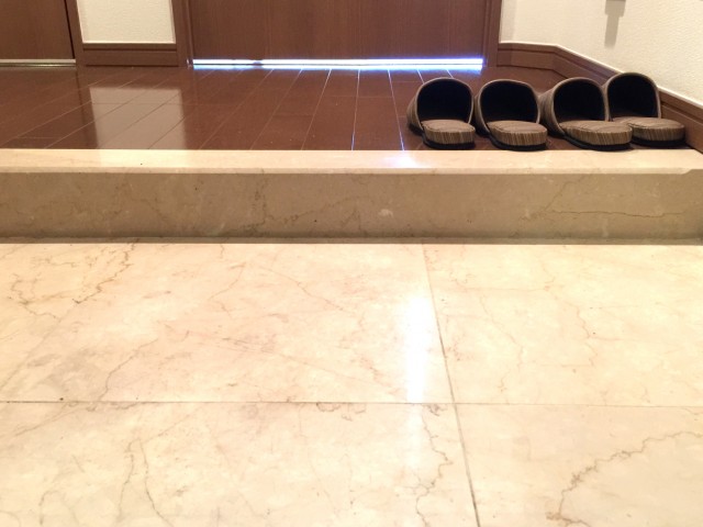 ゼファー明大前クローチェ　玄関