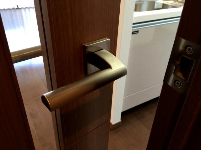 ゼファー明大前クローチェ　リビングダイニングへ