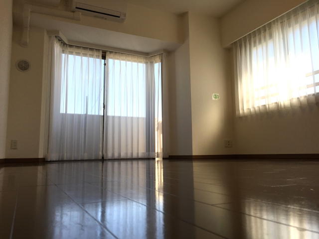 ゼファー明大前クローチェ　リビングダイニング