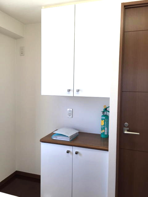 ゼファー明大前クローチェ　食器棚