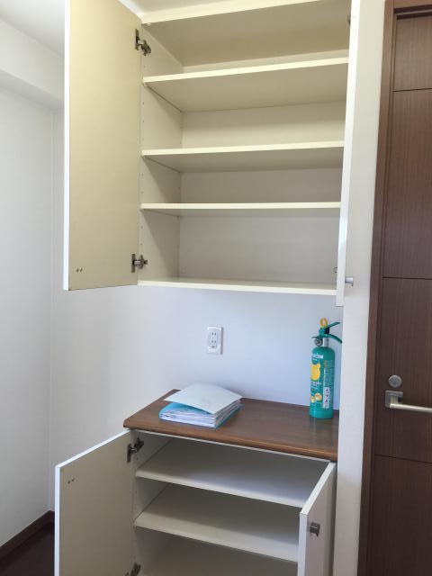 ゼファー明大前クローチェ　食器棚