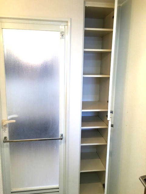 ゼファー明大前クローチェ　バスルーム横の収納