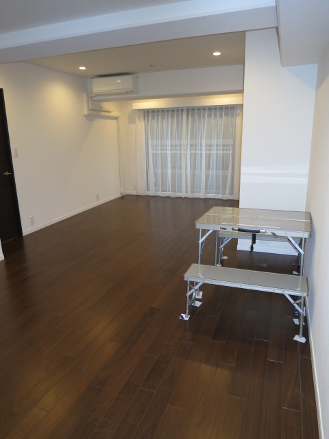 本郷七番館　リビングダイニング