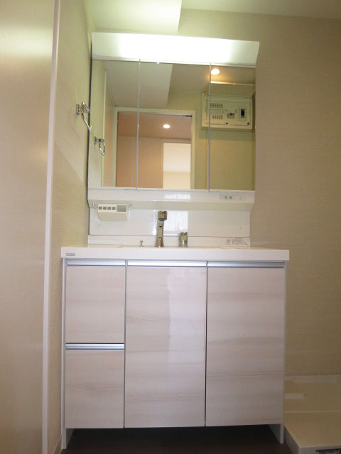 ヴェルビュ新中野　機能的な洗面化粧台