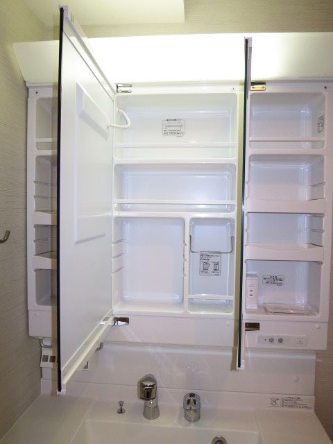 ヴェルビュ新中野　機能的な洗面化粧台