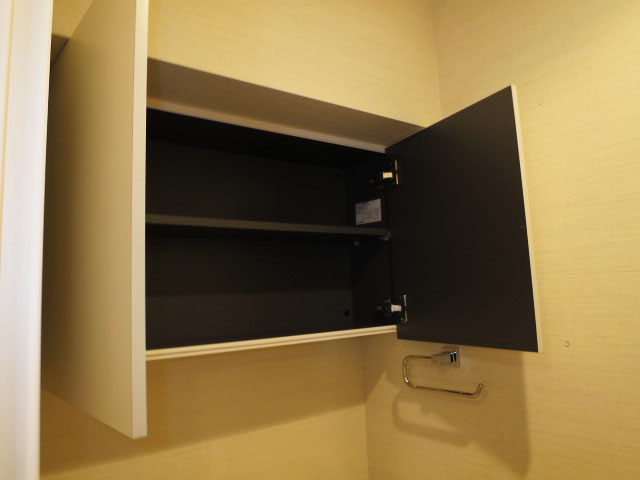 ヴェルビュ新中野　トイレ上部の吊戸棚