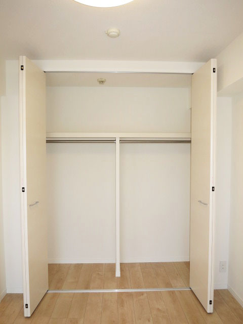ヴェルビュ新中野　約4.5帖の洋室　収納