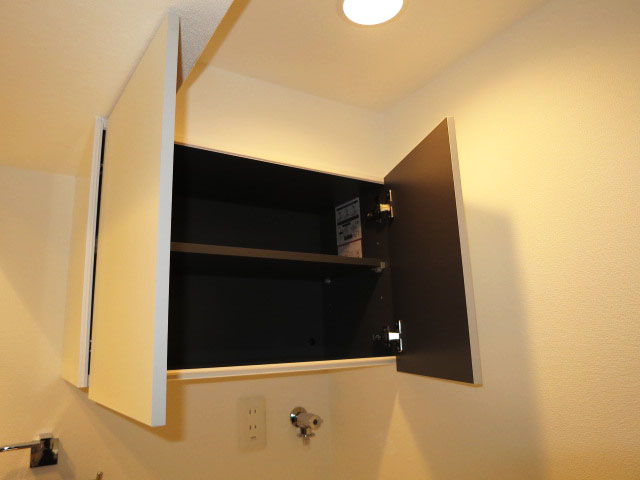 洗濯機置き場上部の吊戸棚