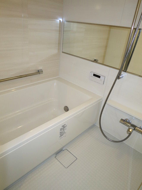 メゾンドール本郷　浴室換気乾燥機付のバスルーム