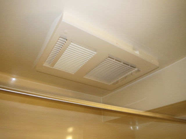 メゾンドール本郷　浴室換気乾燥機付のバスルーム