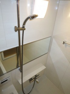 メゾンドール本郷　浴室換気乾燥機付のバスルーム