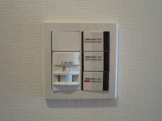 玄関には人感センサー付照明設置