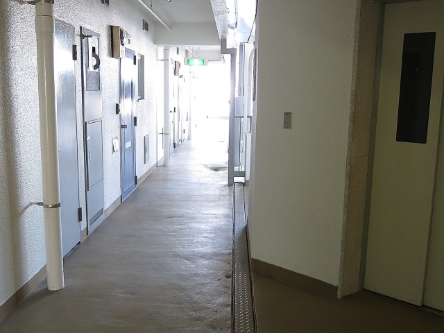 ウエスト経堂マンション　洋室2　共用廊下