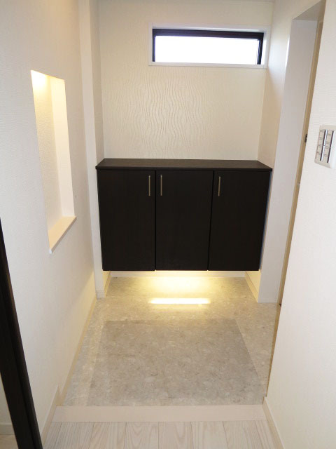 窓があり明るい玄関