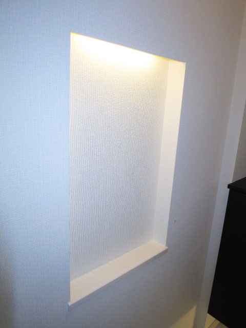 窓があり明るい玄関