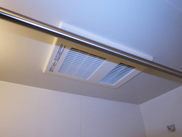 バスルームには浴室換気乾燥機付