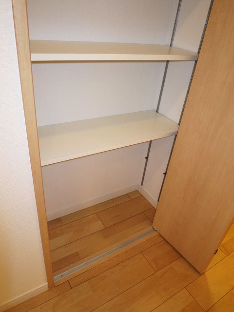 廊下にも大き目の収納