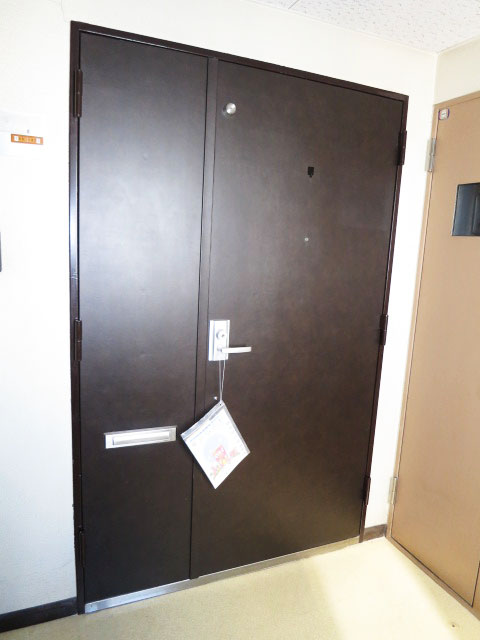 ダークブラウンの玄関ドア