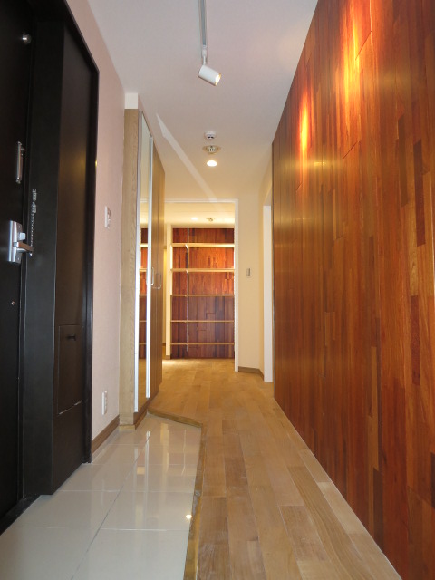 ウッドパネルが重厚感ある玄関