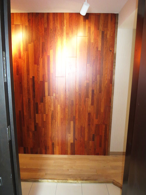 ウッドパネルが重厚感ある玄関