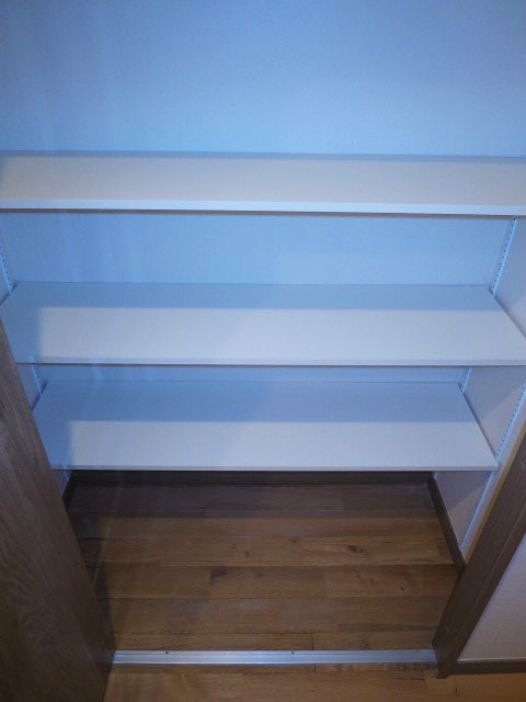 廊下にも収納は複数設置されています