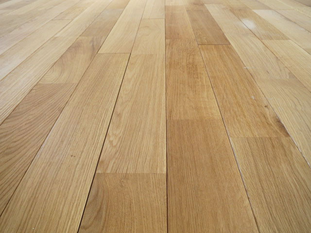 フローリングは天然無垢オーク材