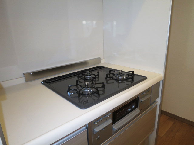 広々としたシステムキッチン