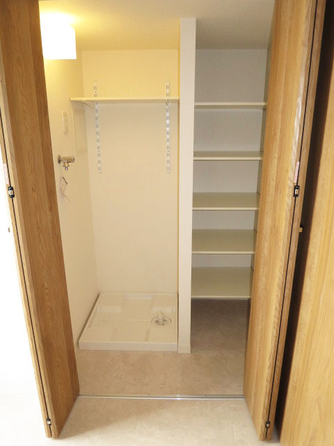 洗濯機置き場+リネン庫