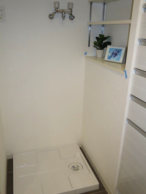 アイタウン・レピア　洗濯機置き場にも棚が設けられています