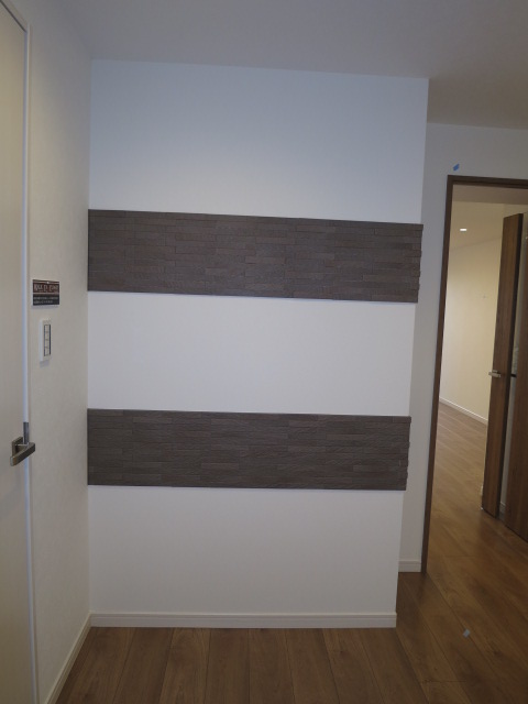 アイタウン・レピア　ドアを開けたら、正面の壁にもアクセントが施されています