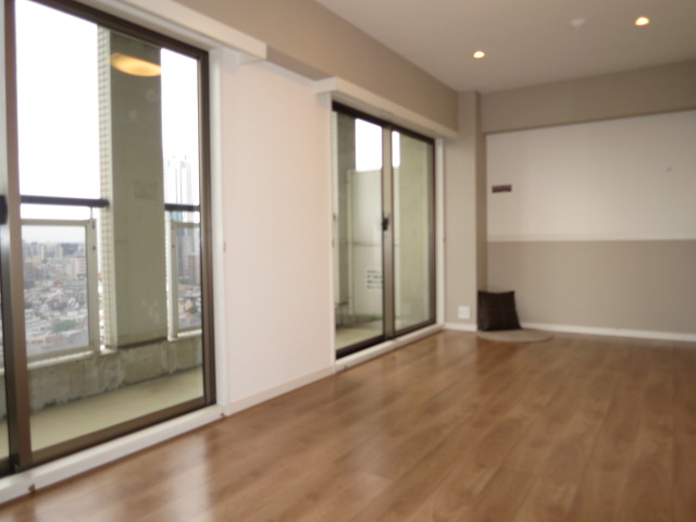 アイタウン・レピア　約8.6帖の洋室