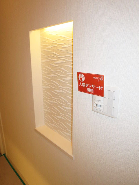 ニックハイム中目黒　玄関にはニッチが設けられています