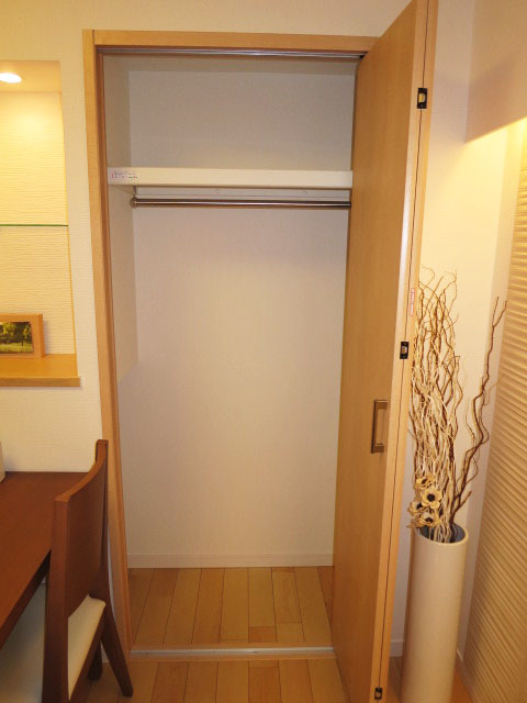 ニックハイム中目黒　リビングダイニングのクローゼット