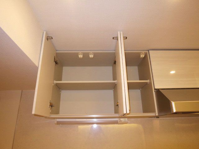 ニックハイム中目黒　キッチン上部には耐震ラッチ付吊戸棚