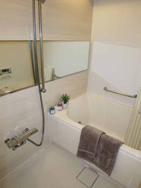 ニックハイム中目黒　浴室換気乾燥機が設置されたバスルーム