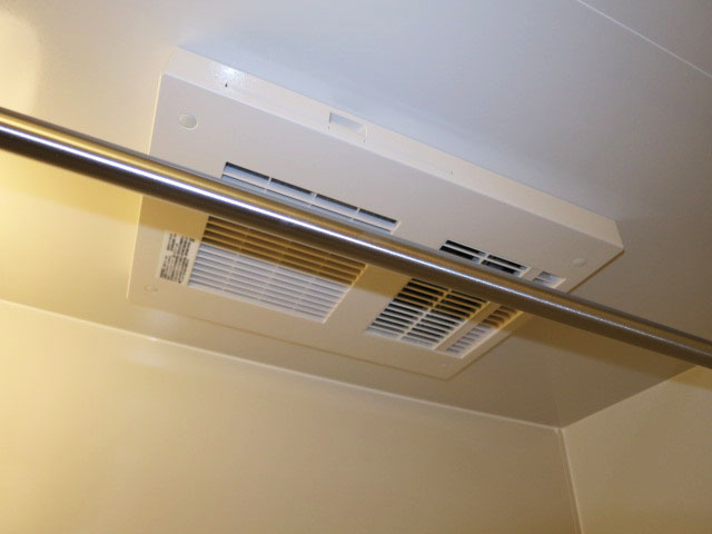 ニックハイム中目黒　浴室換気乾燥機が設置されたバスルーム