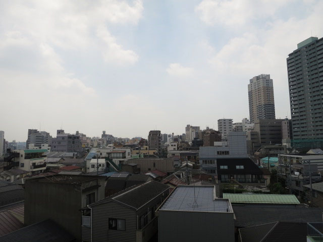 ビッグ武蔵野池袋　約6.1帖の洋室　出窓からの眺望602