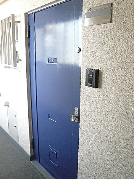 ブルーの玄関です。