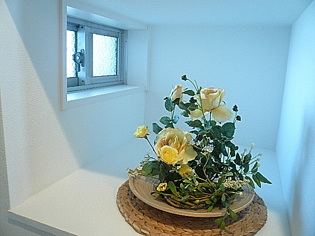 玄関　カウンターに窓